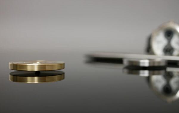 MezmoCoin- The pocket sized Kinetic desk toy (Silver)