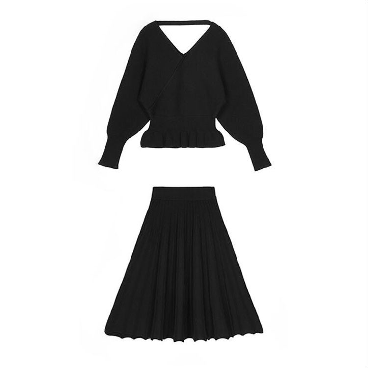 V-neck top bottoming shirt pleated skirt suit