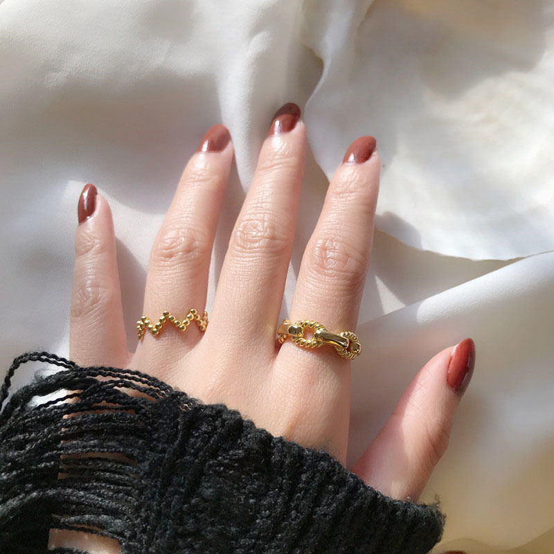 Simple and personalized geometric ring