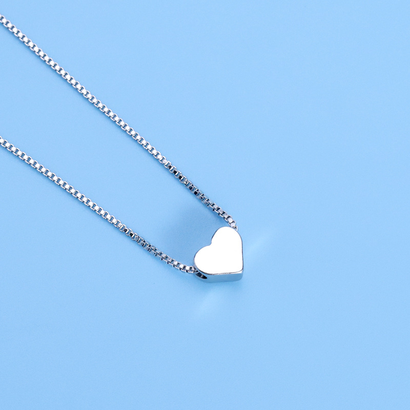 Delicate small heart shape short necklace
