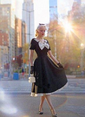 فستان أسود قصير بتطريز متباين الألوان