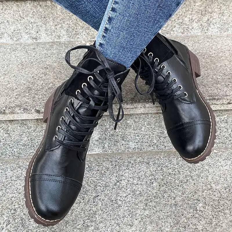 Square heel lace-up Martin boots - Black