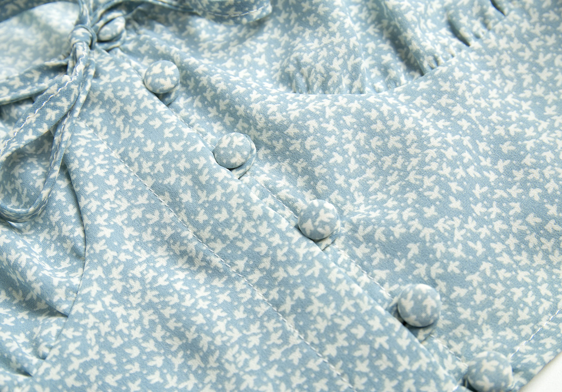 One line neck short shirt