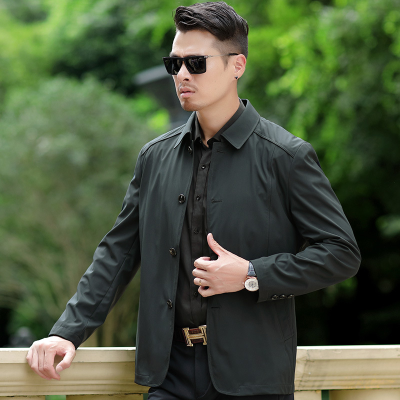 Middle-aged lapel casual group overcomes