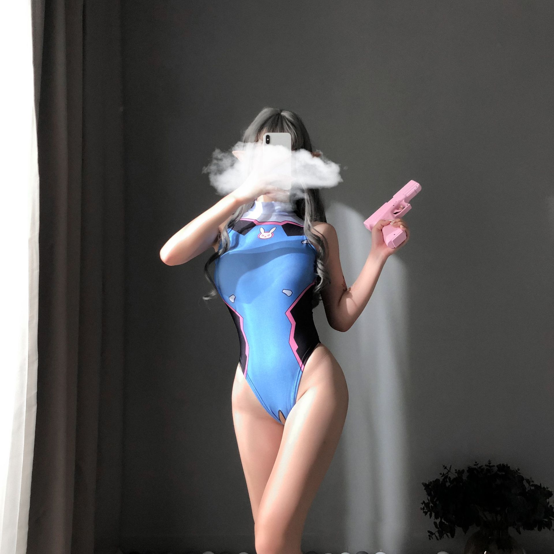 طقم ملابس داخلية جذاب بتصميم مفتوح عند الفخذين