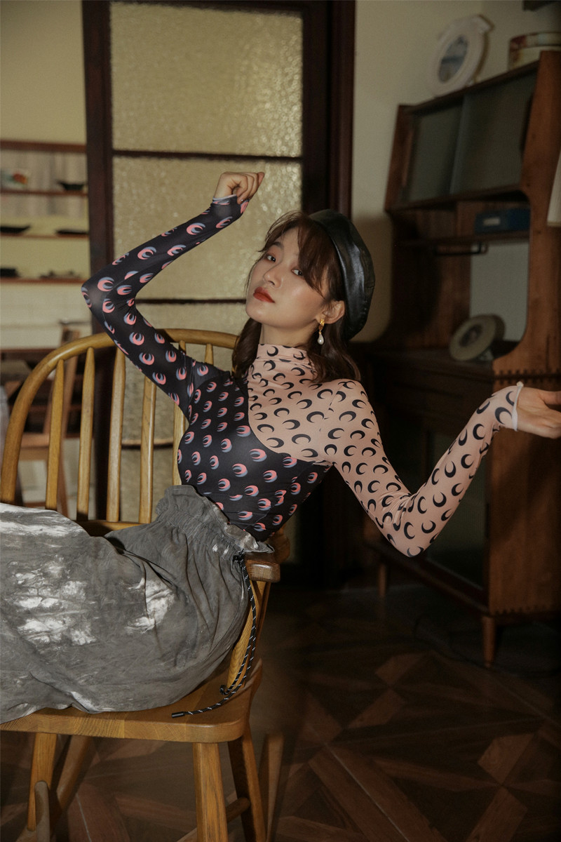 Color block moon bottoming shirt