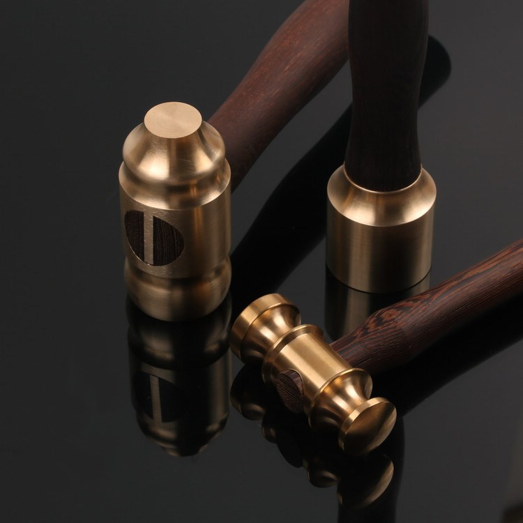 Small hammer with brass handle (18K gold L)