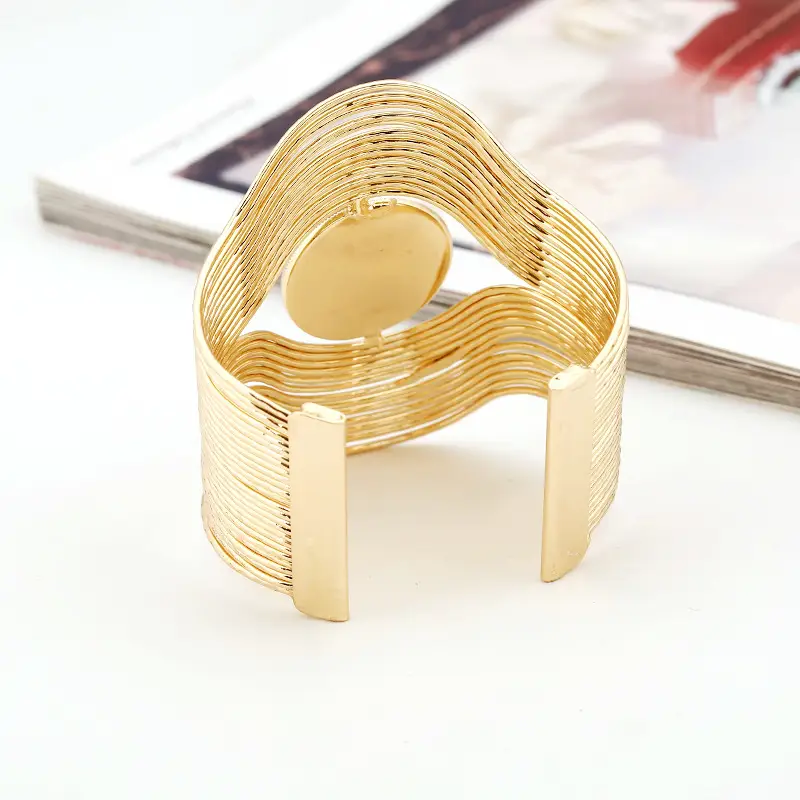 Exaggerated metal bracelet