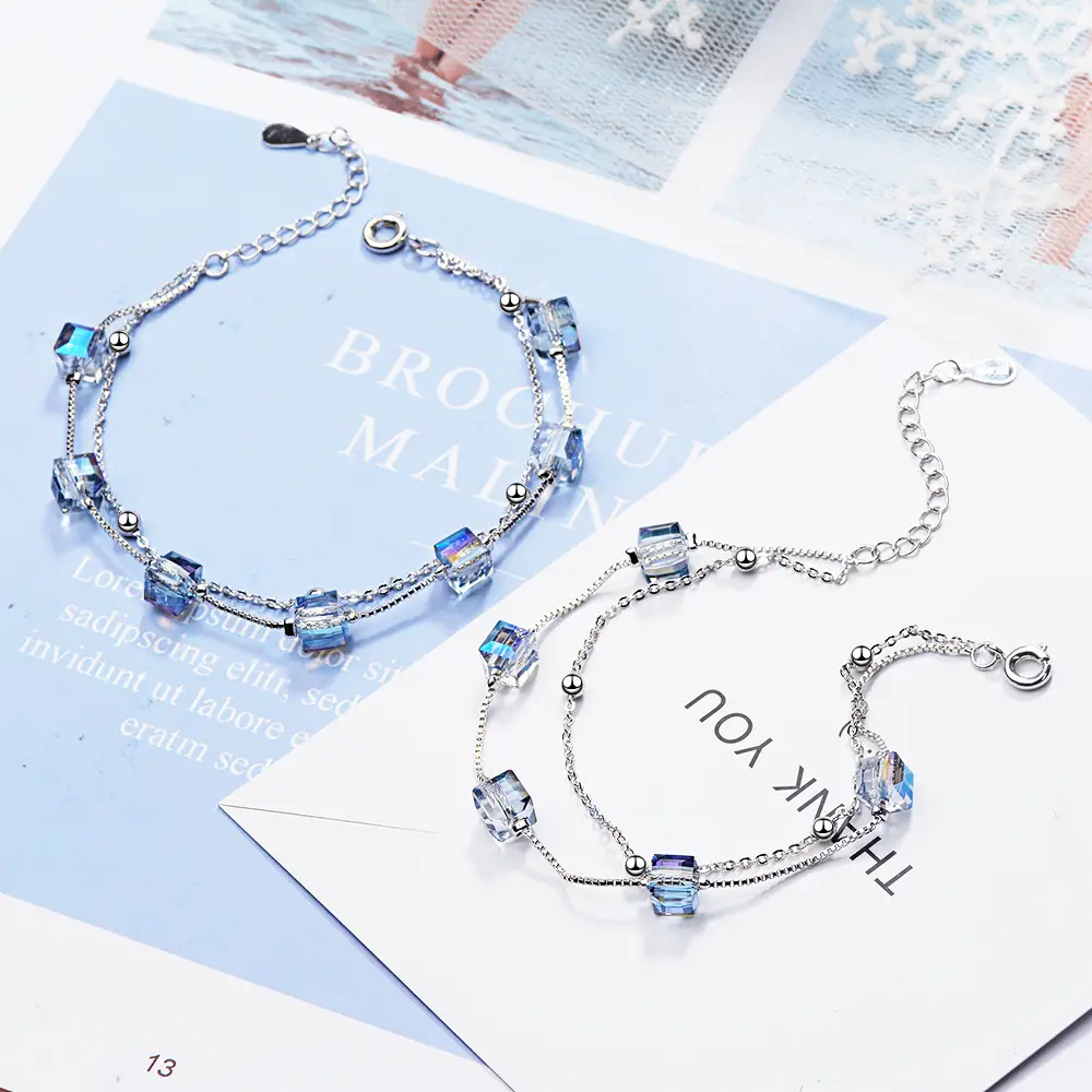 The cube composes the crystal bracelet