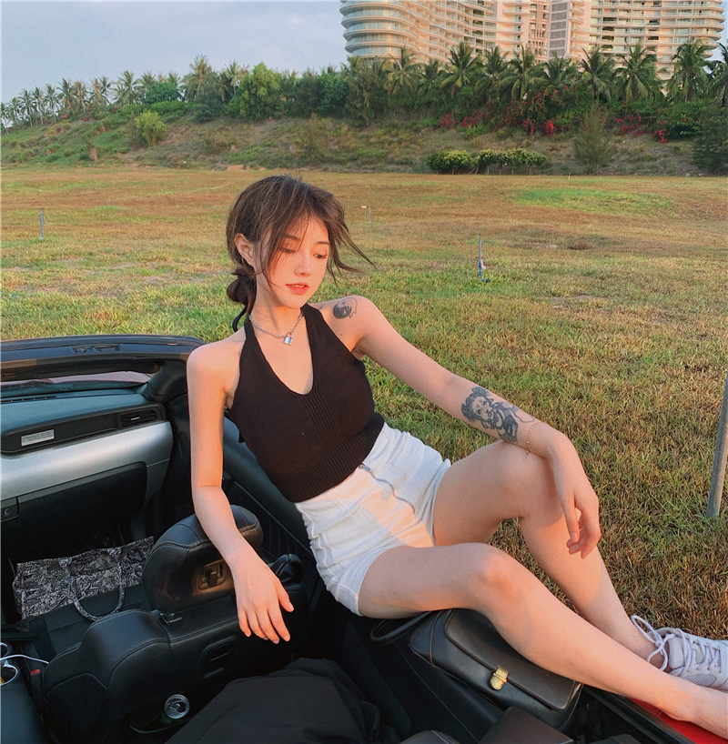 Short umbilical knit sling with hanging neck