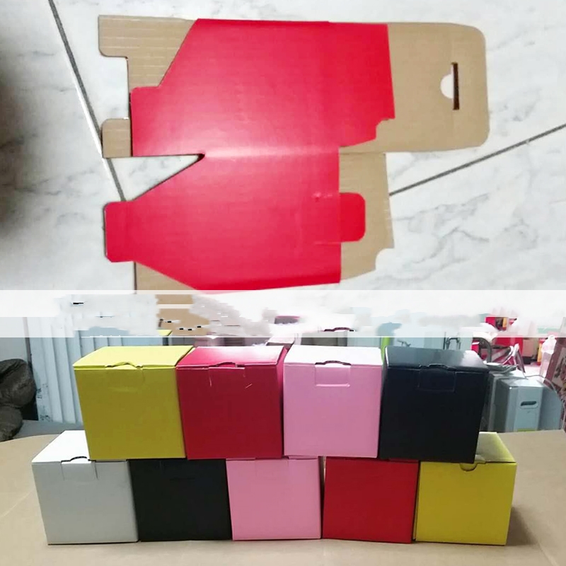 صندوق تغليف مربع من الورق المقوى باللونين الأسود والأبيض الرمادي