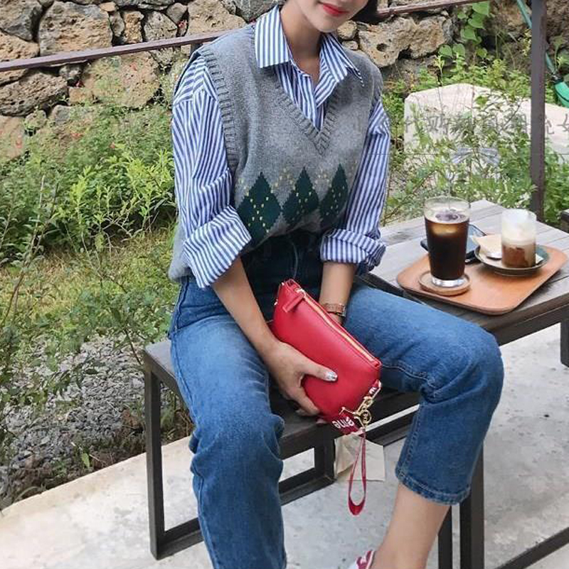 Loose short college style V-neck knitted vest