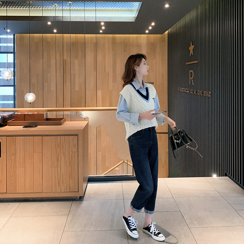 Contrasting color pullover knitted vest