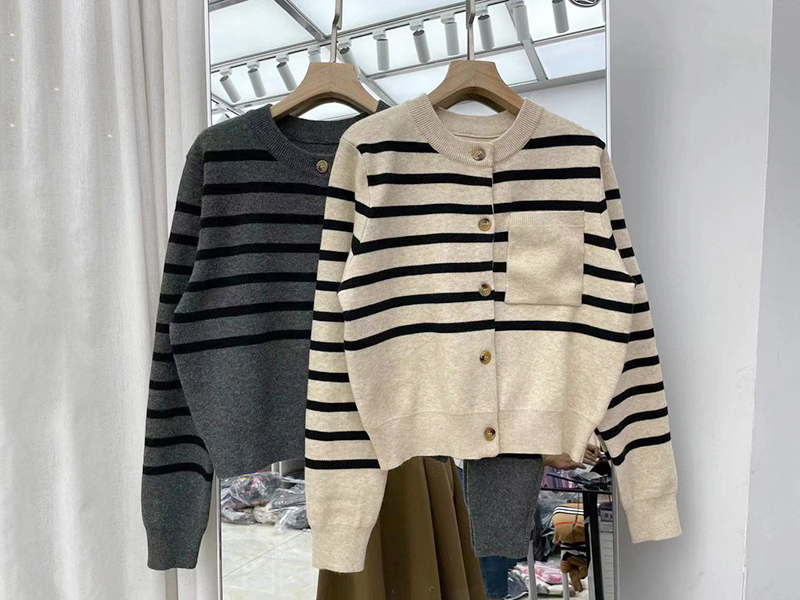 Women's Single-Breasted Short Striped Round Neck Sweater