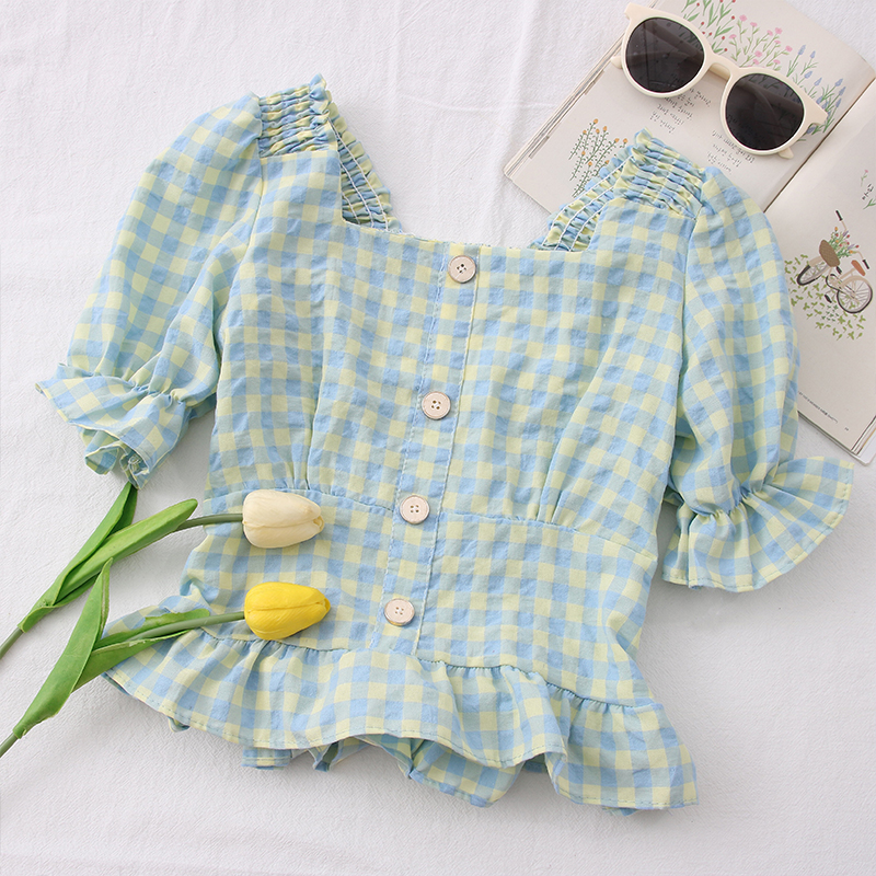 قميص كاروهات بأكمام منتفخة وياقة مربعة وأزرار أمامية مفردة