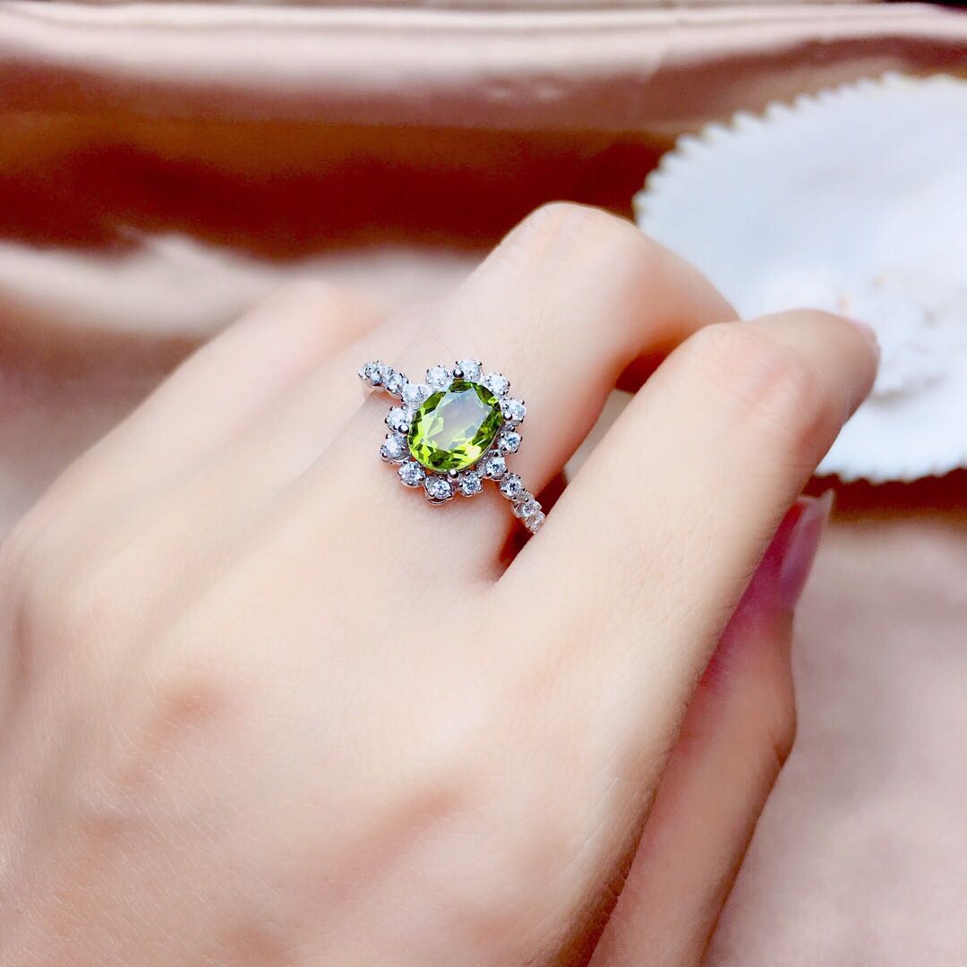 Кристаллы оливина прозрачны и чисты