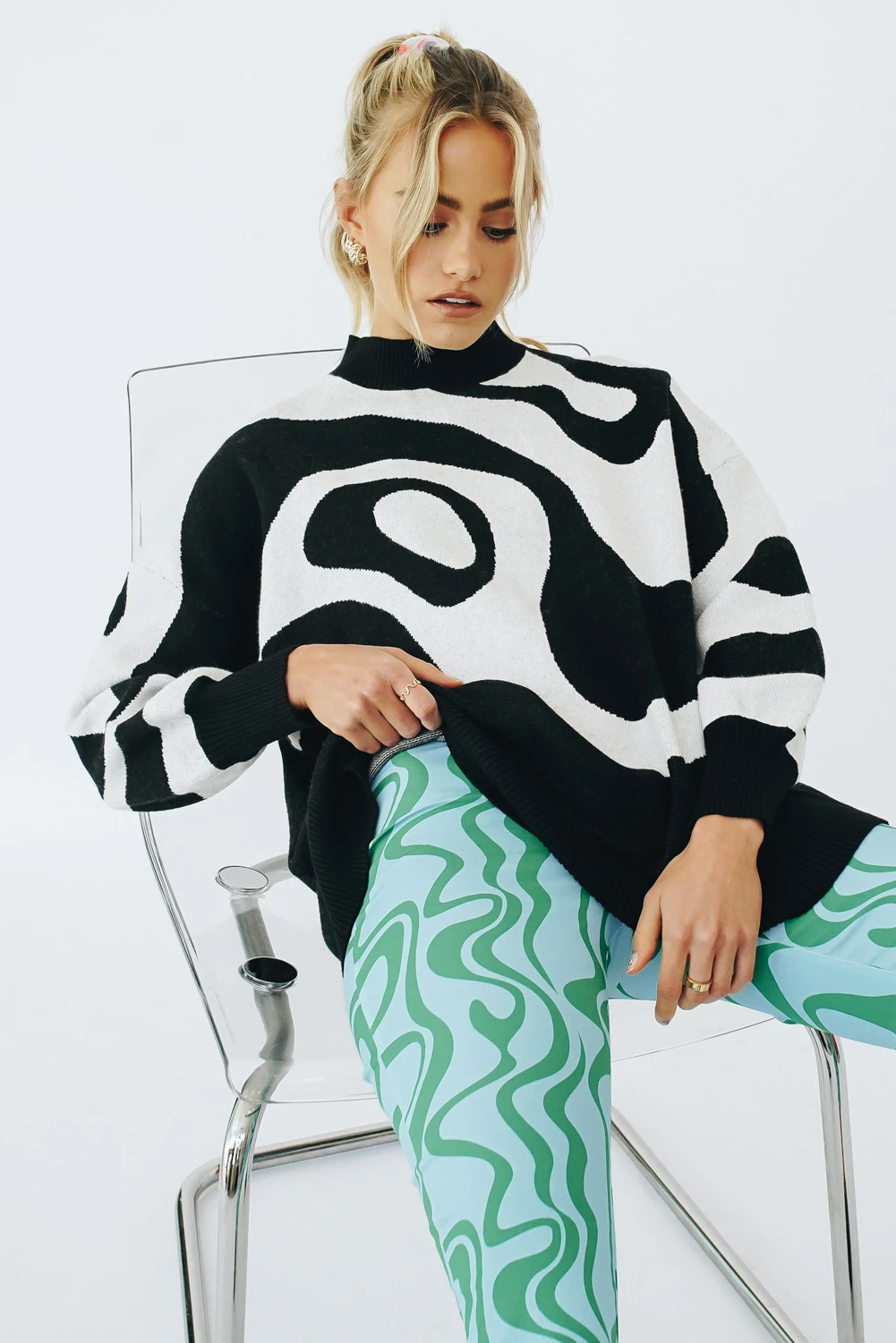 OL Commuting Black And White Printed College Sweater