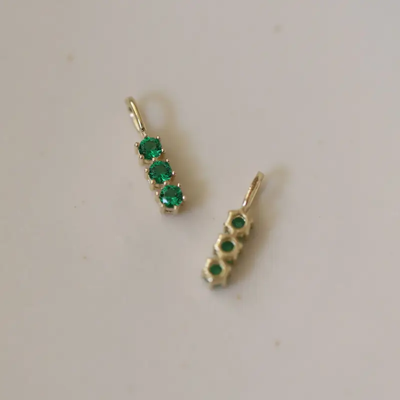 Three Emerald Zircon Necklace With A Single Character
