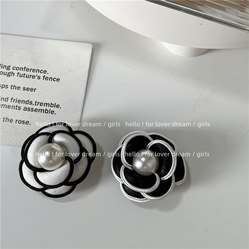 Temperament Versatile Pearl Camellia Phone Holder - Image 5