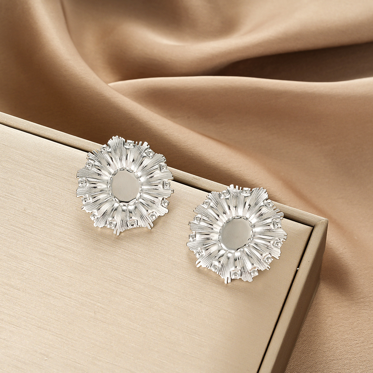 Women INS Casual Petal Stainless Steel Earrings, Rotatable Leaf 18K Gold Plated Titanium Steel Versatile Elegant Studs