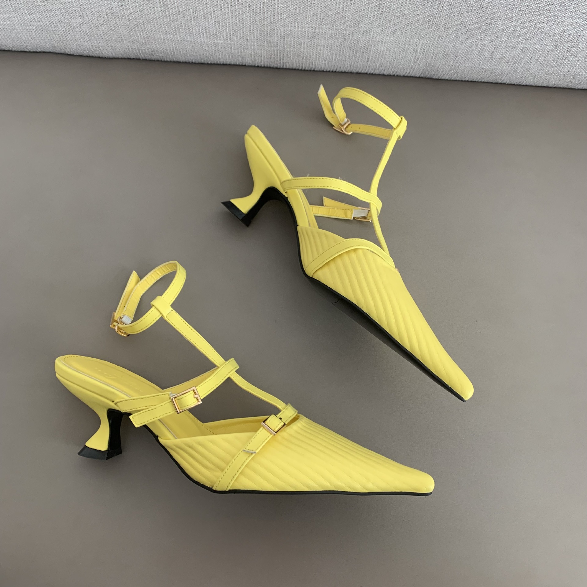 Empty Sandals Behind Women's Baotou Yellow - Shop at LoveMi