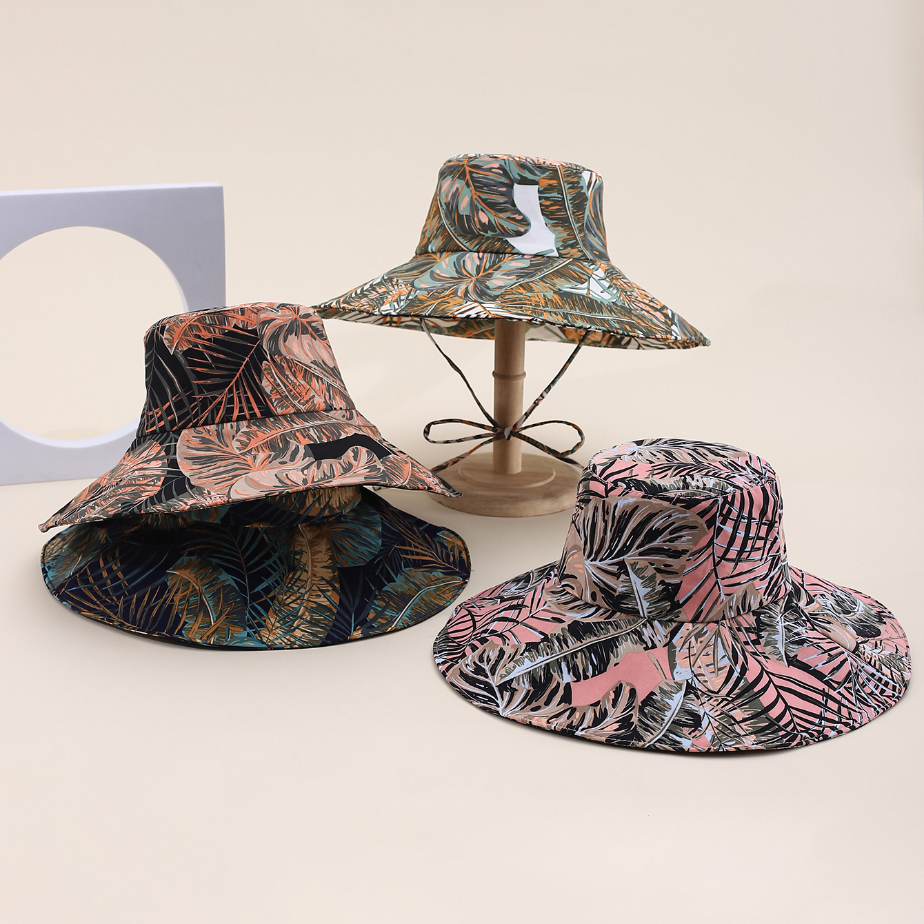 Newly Designed Printed Turtle-back Bamboo Wide-brimmed Hat With Adjustable Rope Strap And Fashionable Casual Style. Suitable For Traveling, At The Beach, Or For Taking Photos.