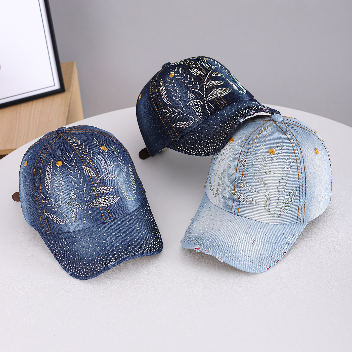 Men's And Women's Style Leaf-shaped Beaded Antique Finishing Craft With Full Beads On The Brim Makes The Hat Look Smaller On The Face. This Baseball Cap Is Suitable For Daily Commuting.