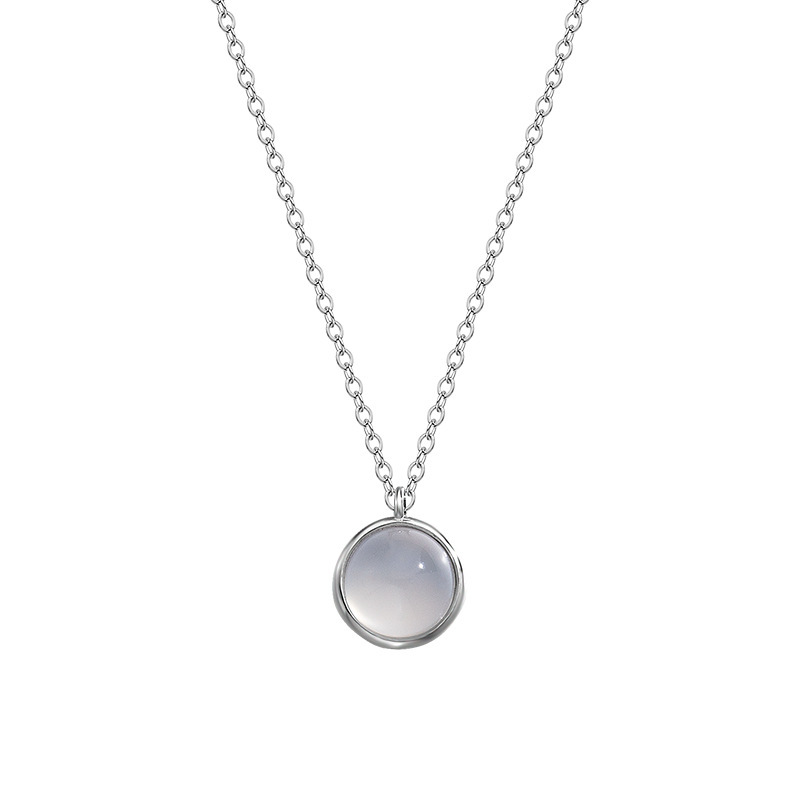 Title 3, Collier pendentif calcédoine blanche simple