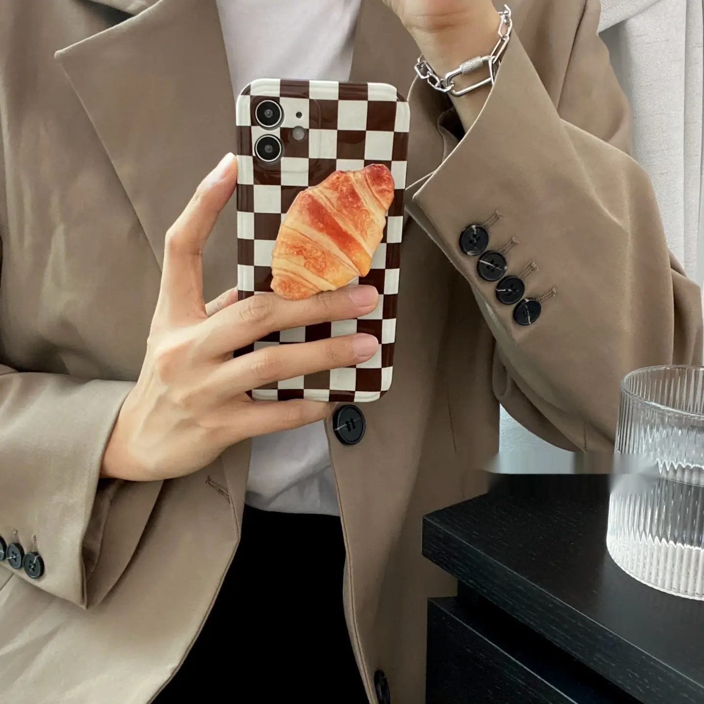 Grid Phone Case Croissant Bracket