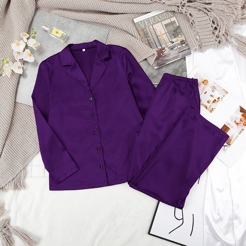 طقم بيجاما أسود بأكمام طويلة وقماش ساتان للبدن