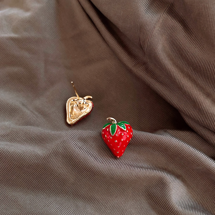 Cute Small Strawberry Street Shooting Net Red Versatile Ear Pins