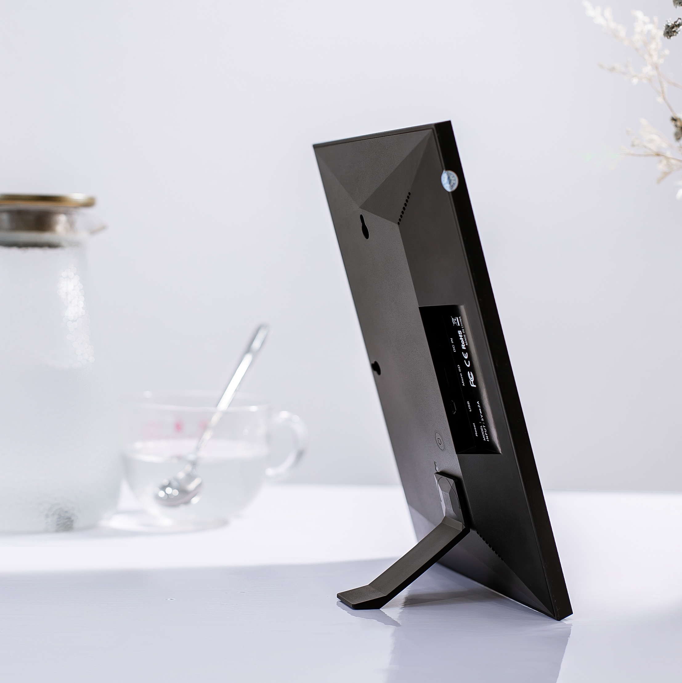 10.1 Inch Smart Cloud WIFI Digital Picture Frame 1280x800 Full IPS Touchscreen With Free Frameo APP, Easy Share Photos Or Videos, Sleep Mode, 16GB Storage