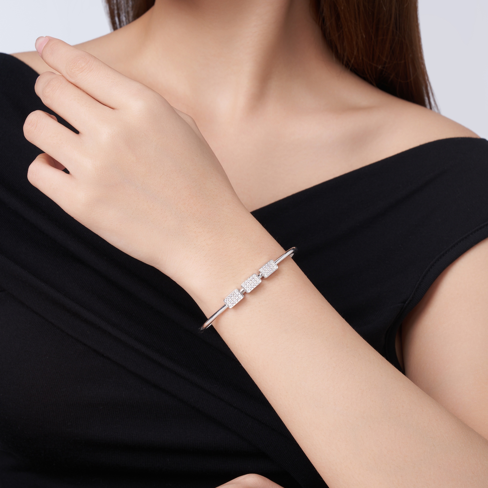 A Luxurious And Fashionable Minimalist Jewelry Bracelet Featuring Top-quality Moissanite, Made Of S925 Silver Electroplated With Platinum.