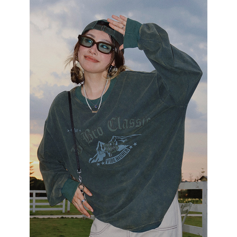 American Gothic Washing Water Makes Long Sleeves For Old Couples