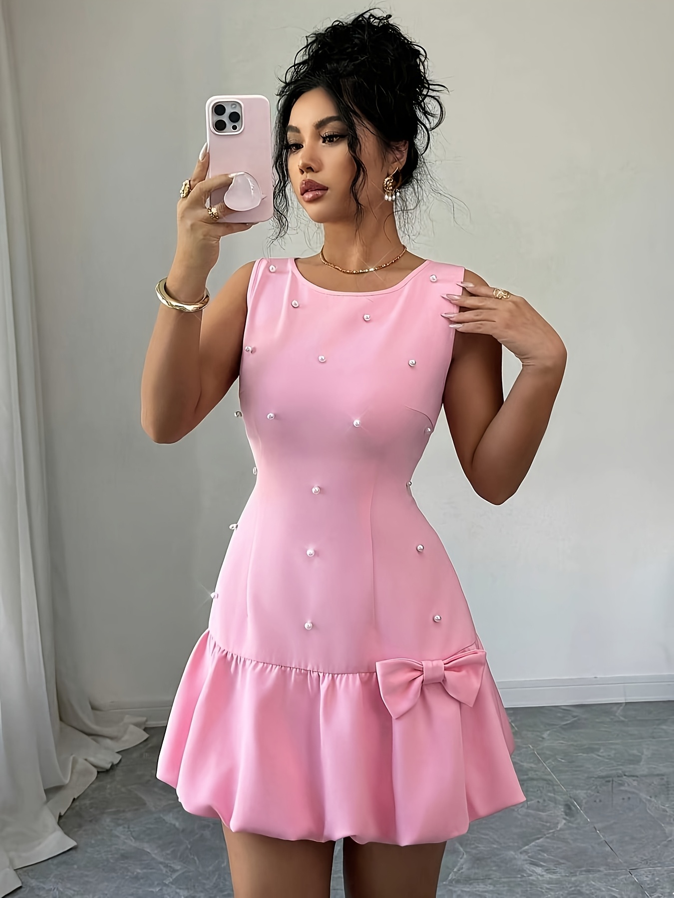 A New Spring And Summer French Elegant Mini Dress With A Round Neck And A Well-fitted Sleeveless Design, Decorated With Pearls And Bows