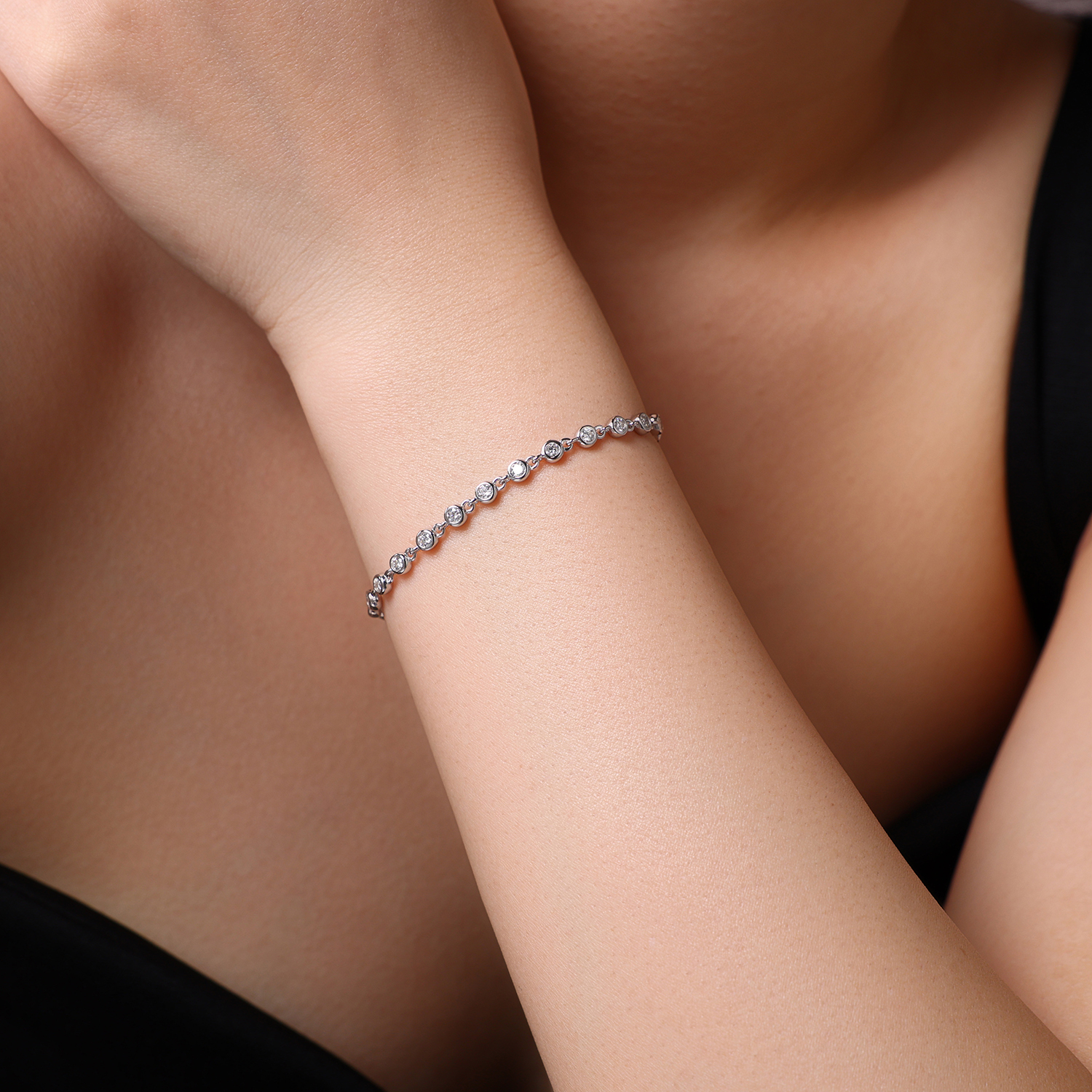 A Luxurious And Fashionable Minimalist Jewelry Bracelet Featuring Top-quality Moissanite, Made Of S925 Silver Electroplated With Platinum.