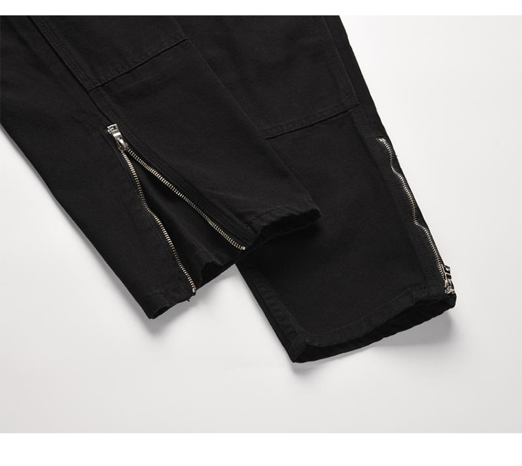 بنطال جينز فضفاض بجيب جانبي ومزين بسلسلة