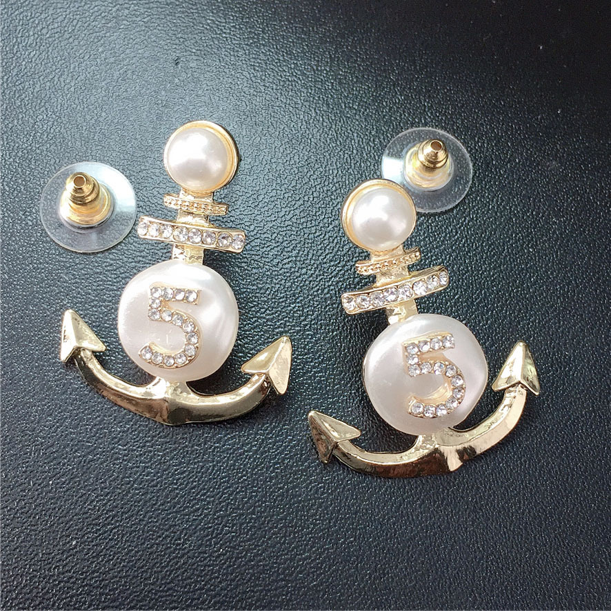 Women's Niche Retro Baroque Pearl Earrings