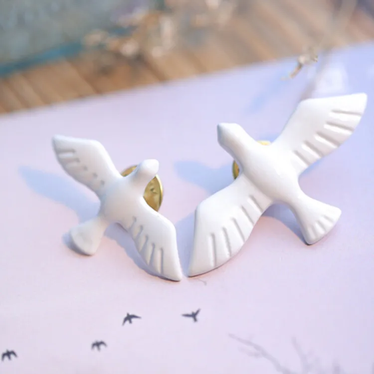 Artistic White Pigeon Vintage Metal White Pigeon Peace Dove Brooch Badge Collar Pin - White