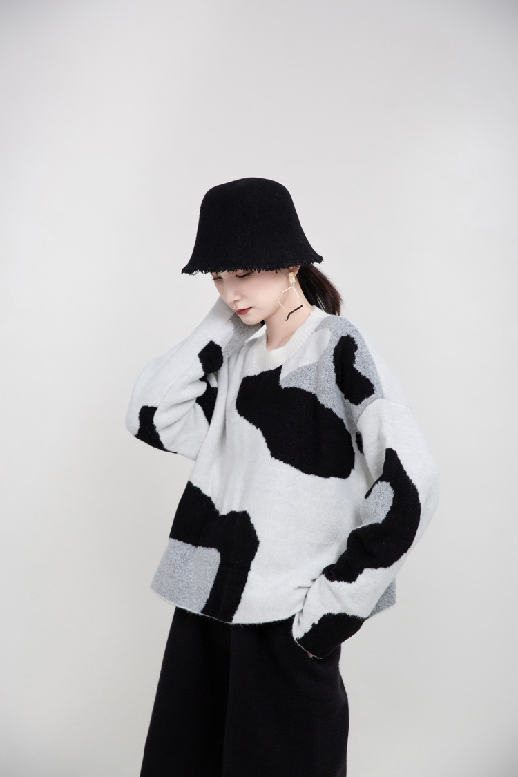 Women's Cow Round Neck Pullover Knitted Sweater