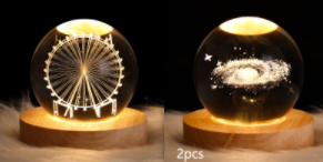 Kleine nachtlamp met kristallen bol, sterrenhemel en planeten – massiefhouten lampvoet, zonnestelsel 6 cm, 2 stuks