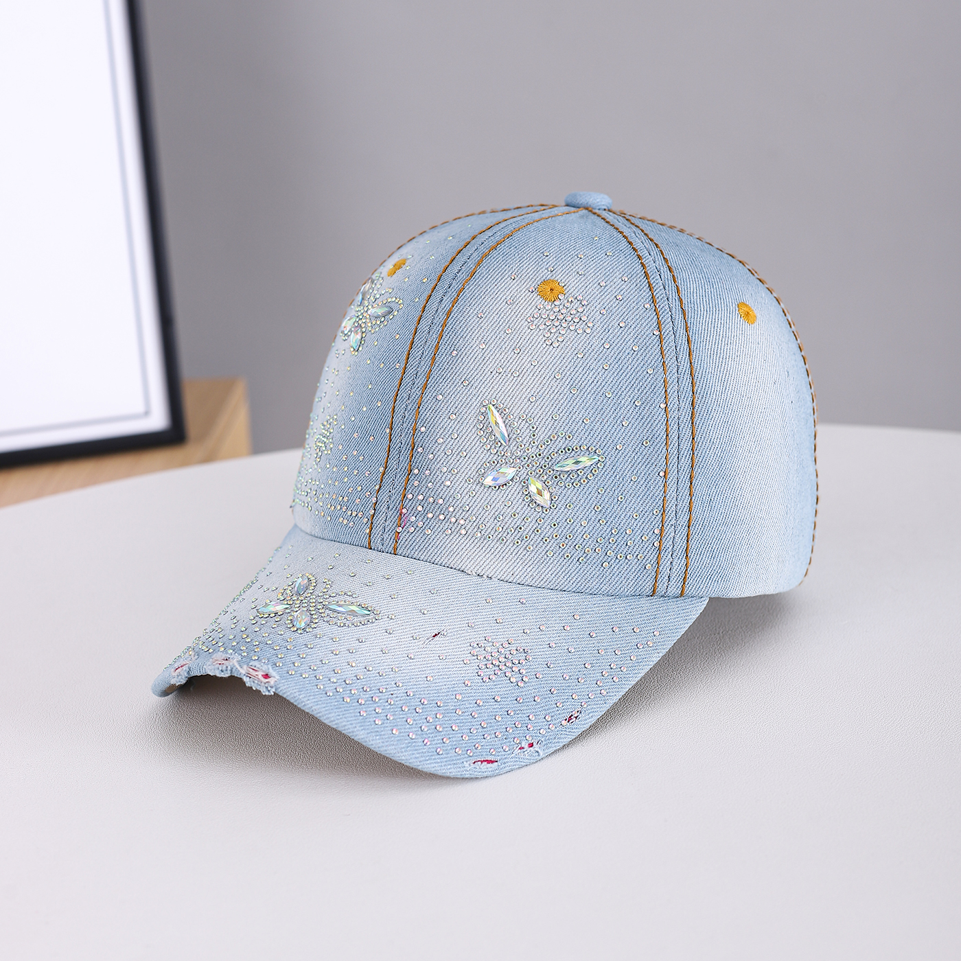 Men's And Women's Style Butterfly-shaped Diamond-studded Vintage Beveled-edge Minimalist Luxury Chic Baseball Cap, Suitable For Daily Commuting And Casual Outings.