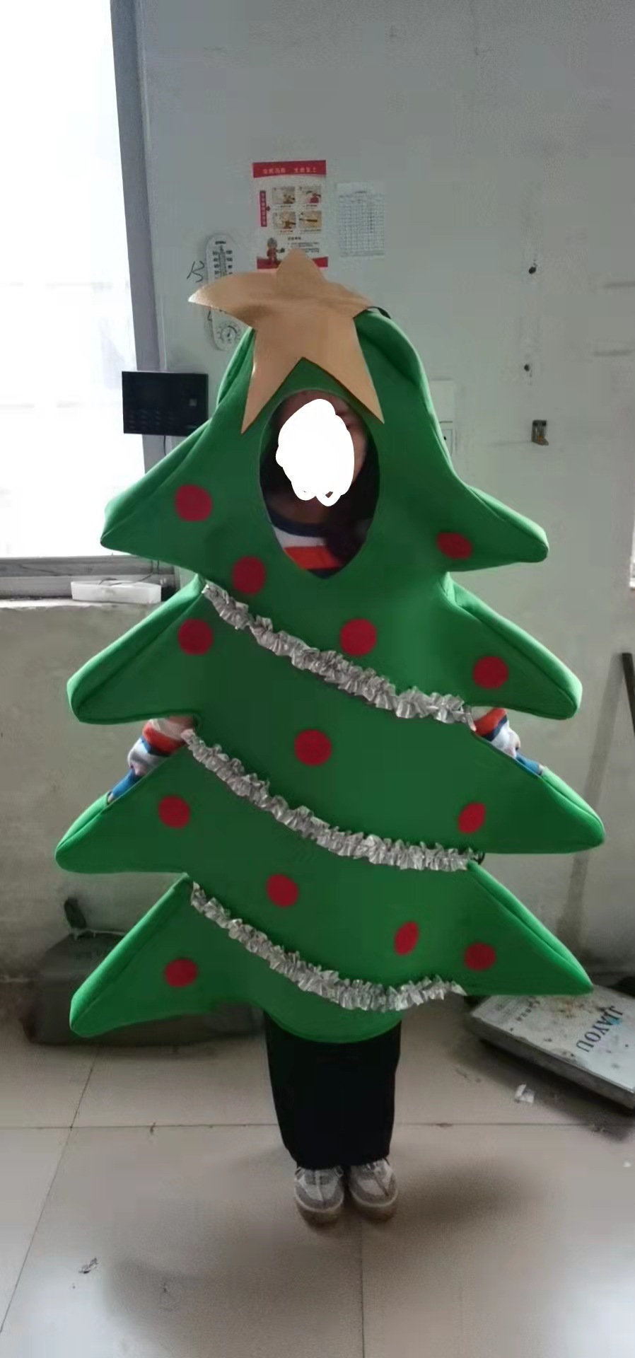 Title 1, Ropa de muñeca de árbol de Navidad puesta en es...