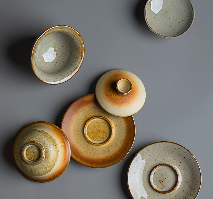 طقم شاي كونغفو بوعاء خزفي مغطى بتصميم أنيق مع رسم ذهبي خام