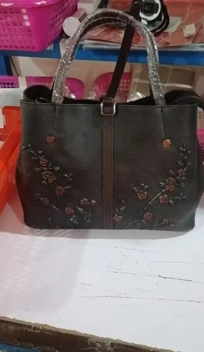 Vintage Embossed Leather Diagonal Handbag - Black