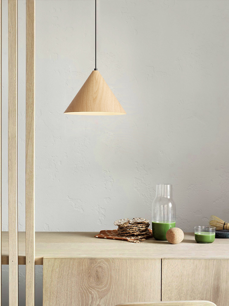 Lampadario Japandi con cono in legno – dettaglio dal basso