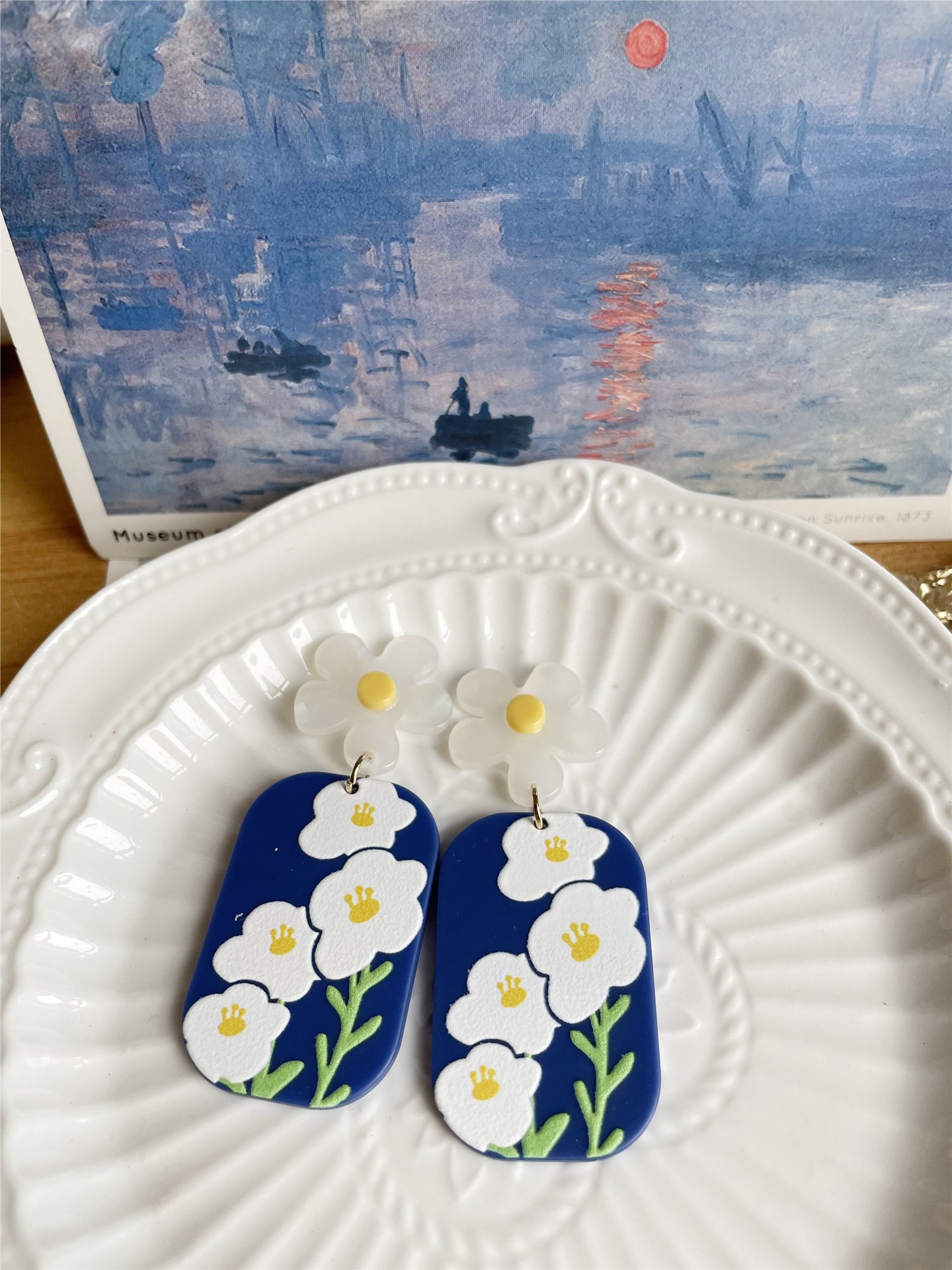 Blue And White Contrast Flower Earrings