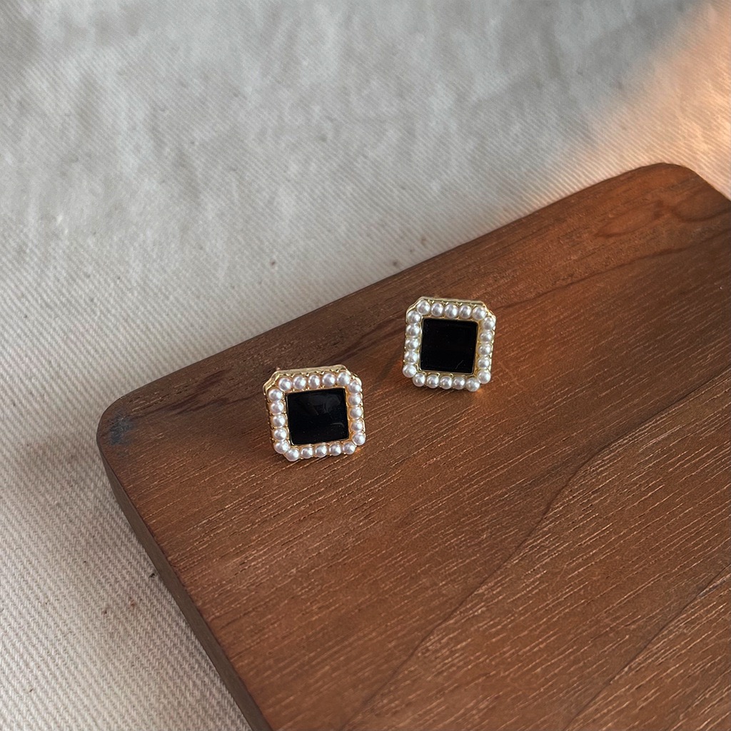 Vintage Pearl Enamel Earrings Women Black Classic French Style Stud Earrings Elegant Jewelry