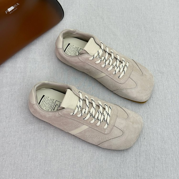 Women's chunky sneakers – platform sole and skate shoe silhouette detail