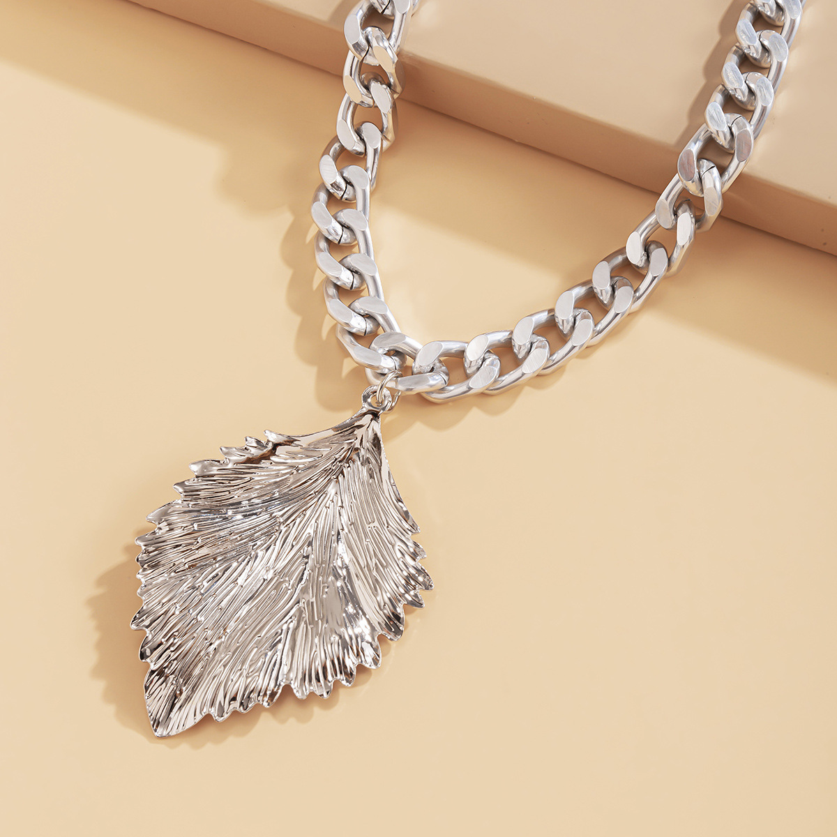 Individuality Exaggerated Large Leaf Pendant Necklace Women Simple Single-Layer Thick Chain Geometric Necklace